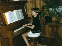 Tplayingpiano.jpg 10.2K